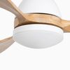 Ventilateur de plafond design POROS, blanc et pales bois, lumière chaude, télécommande