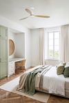 Ventilateur de plafond design POROS, blanc et pales bois, lumière chaude, télécommande